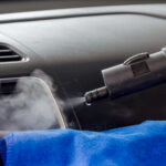 Maak de luchtroosters in de auto schoon.